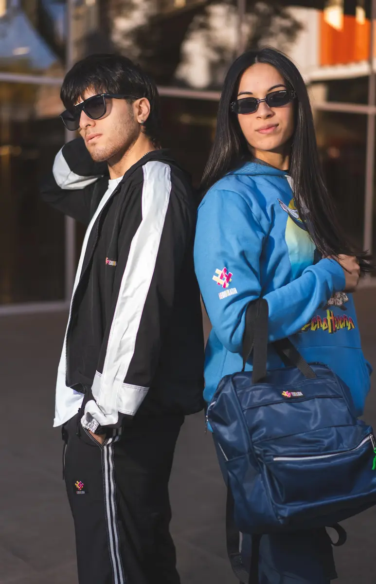 Campera H (detalle blanco)