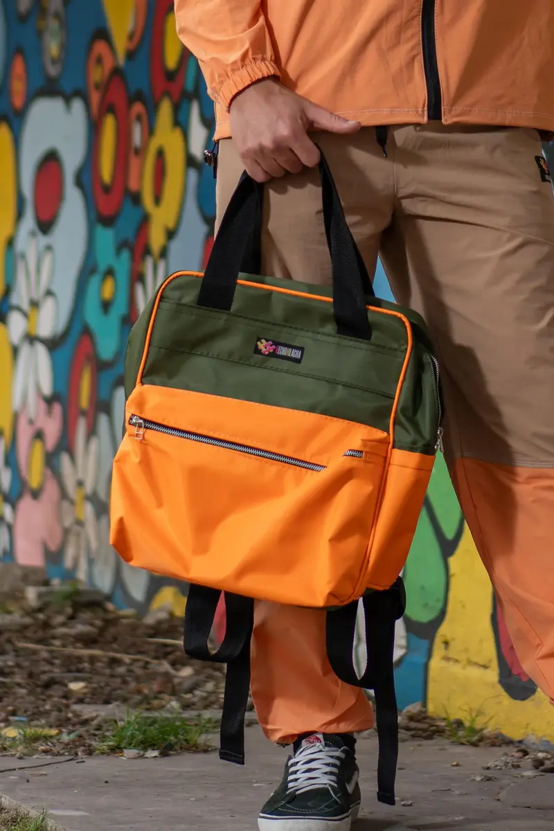 Mochila (verde y naranja)