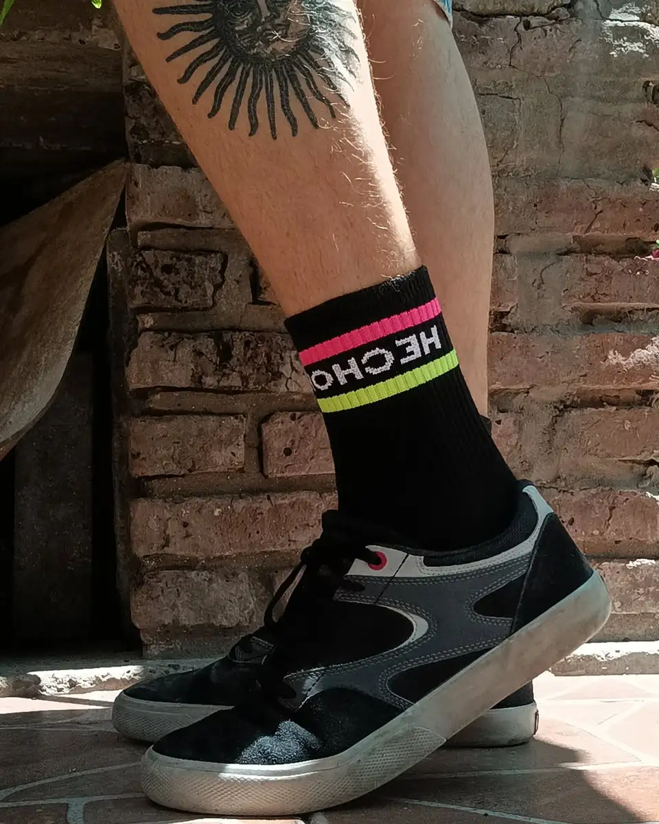 Socktopia (Medias negras con HechoHilacha)