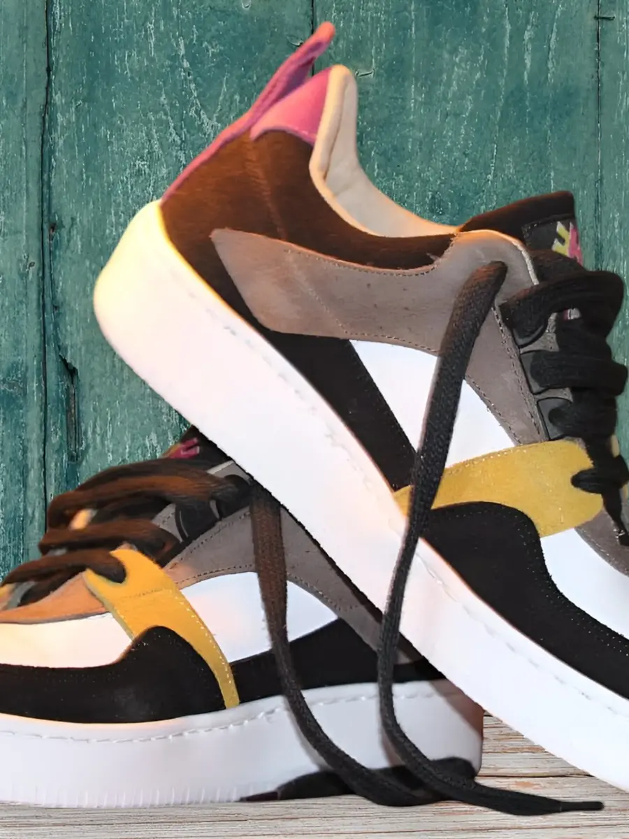 Zapatillas Hecho Cuero (Cuero con detalles negros, grises, rosa y maiz)